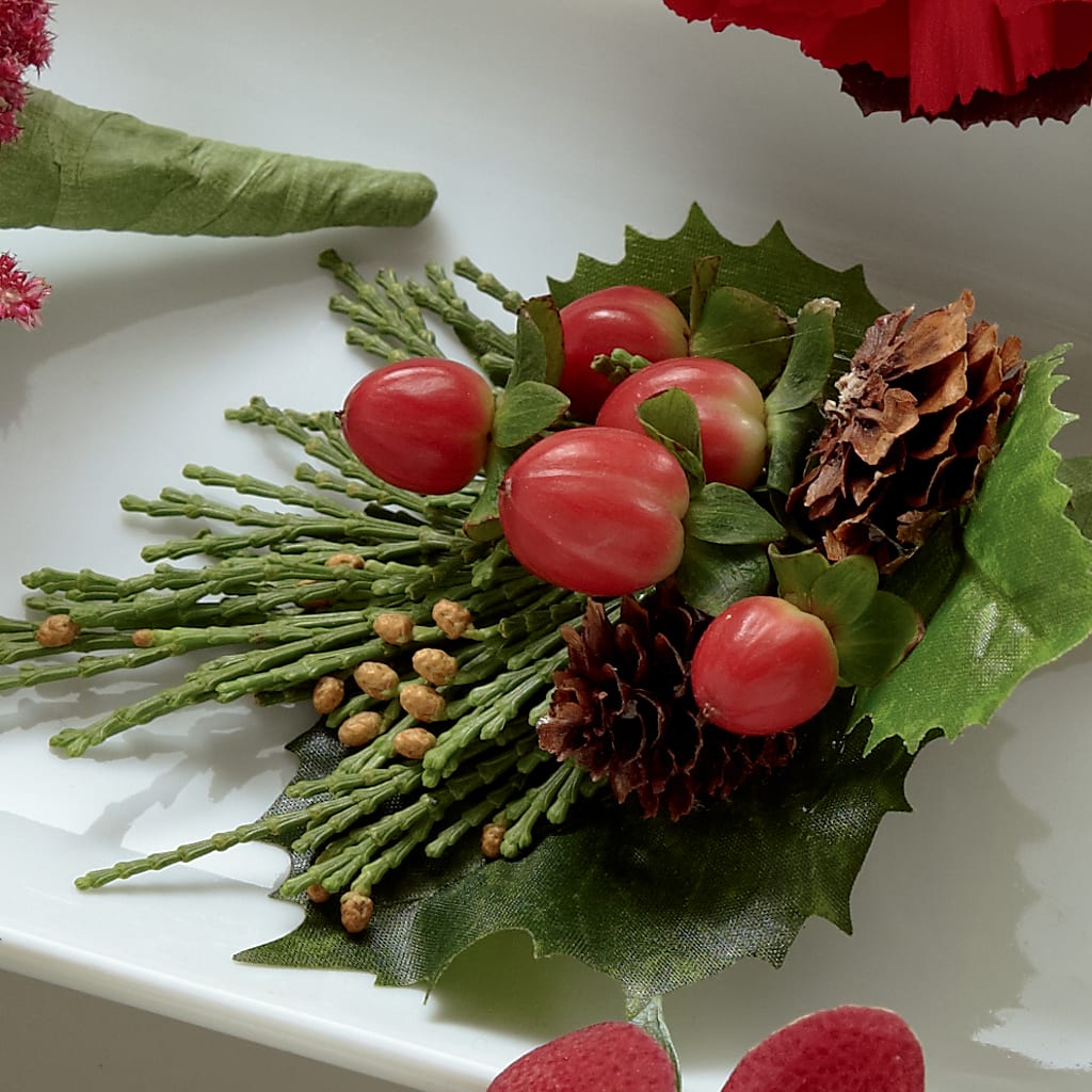 Red Berry Boutonniere – Fleuristerie Marie-chantal, Shawinigan PQ