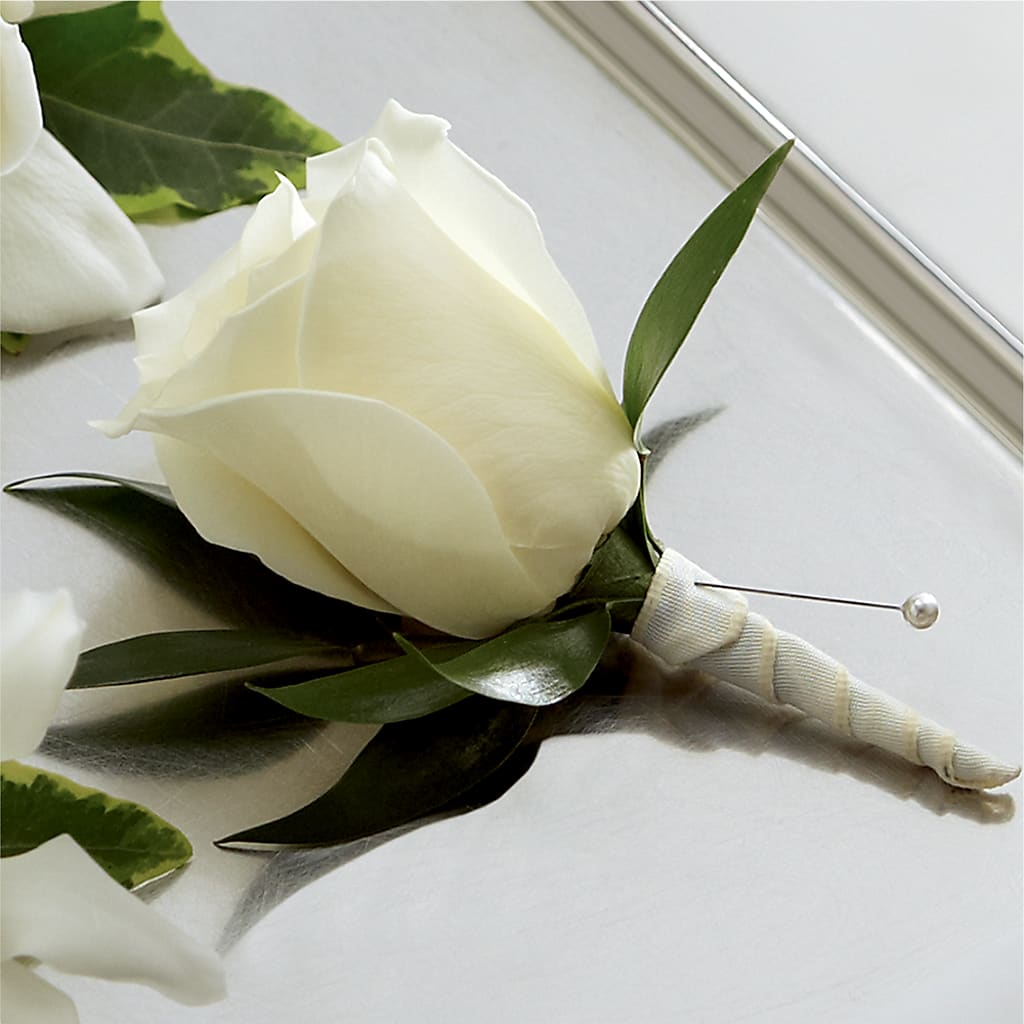 White Rose Boutonniere – Fleuristerie Marie-chantal, Shawinigan PQ