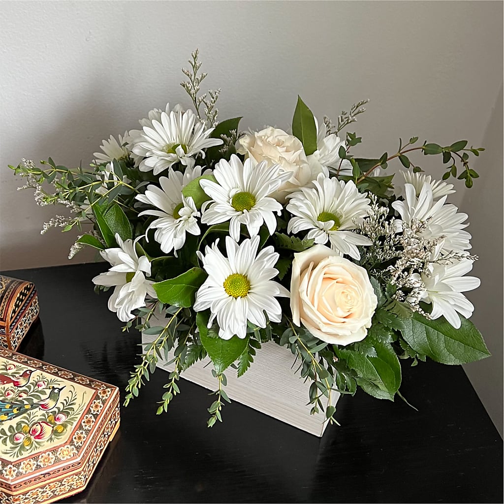 Fresh Linen Box Bouquet –  Fleuristerie Marie-chantal, Shawinigan PQ
