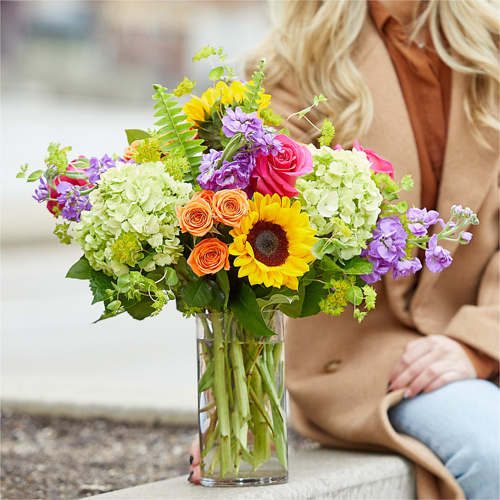 Vibrant Greetings Bouquet –  Fleuristerie Marie-chantal, Shawinigan PQ