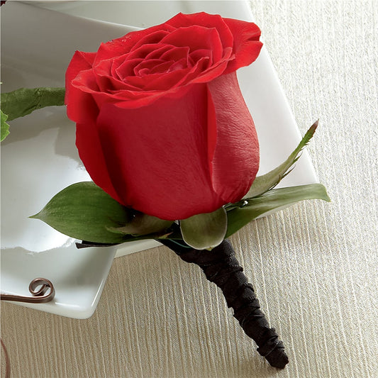 Boutonnière de roses rouges